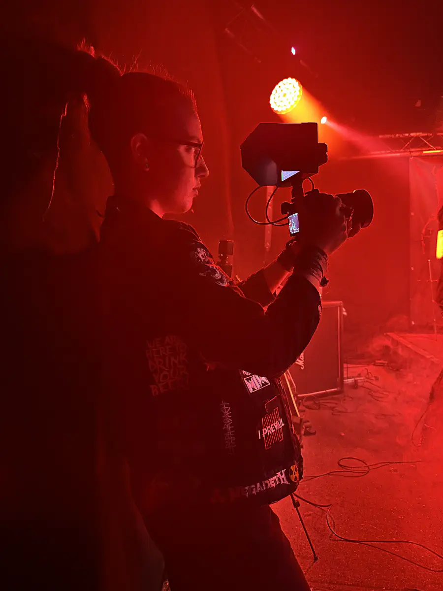 Porträt von Mia Djuric mit Kamera